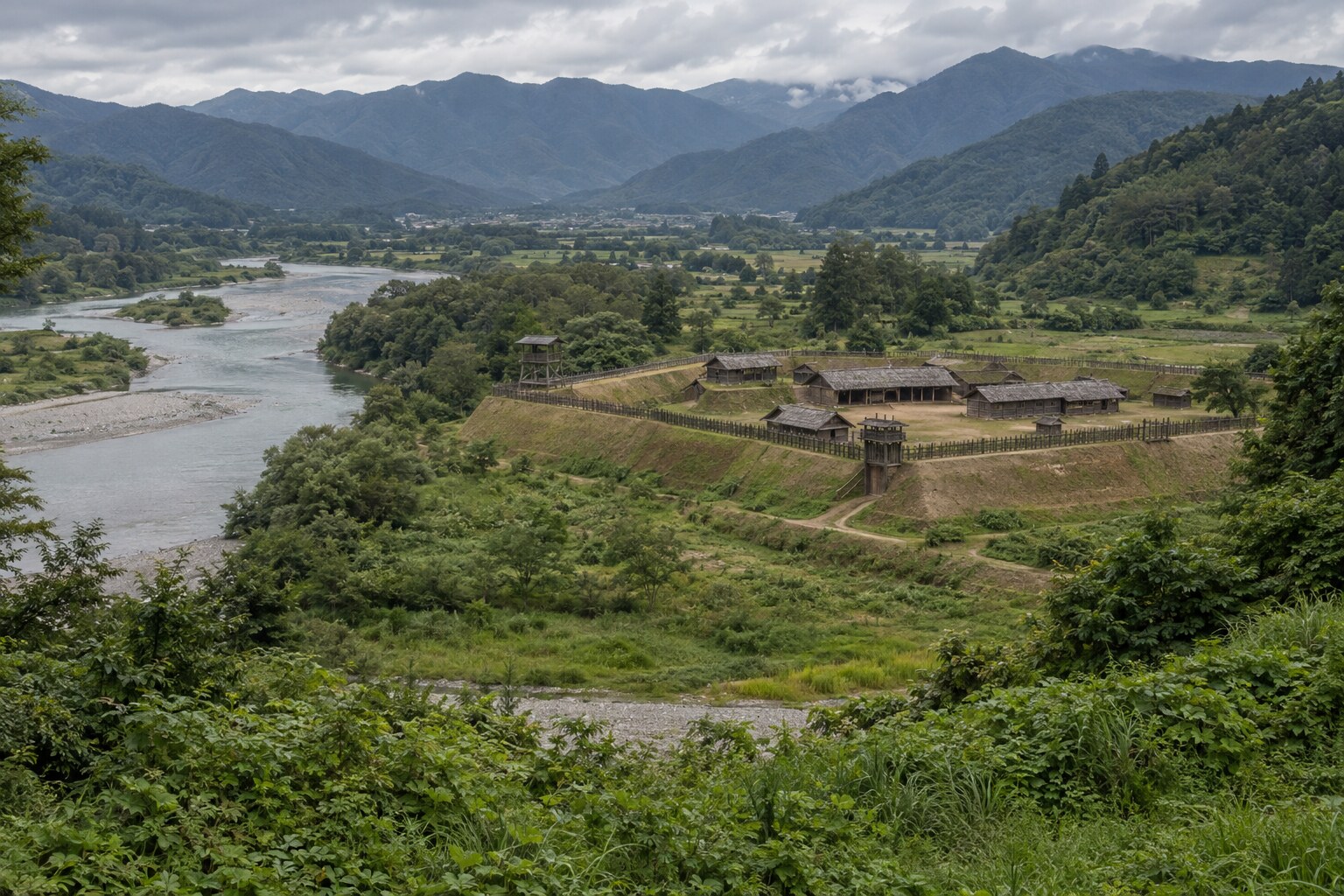 山地と川を利用した戦国期の城の想像図。海津城の復元図ではない(AI生成)(AI生成イメージ)