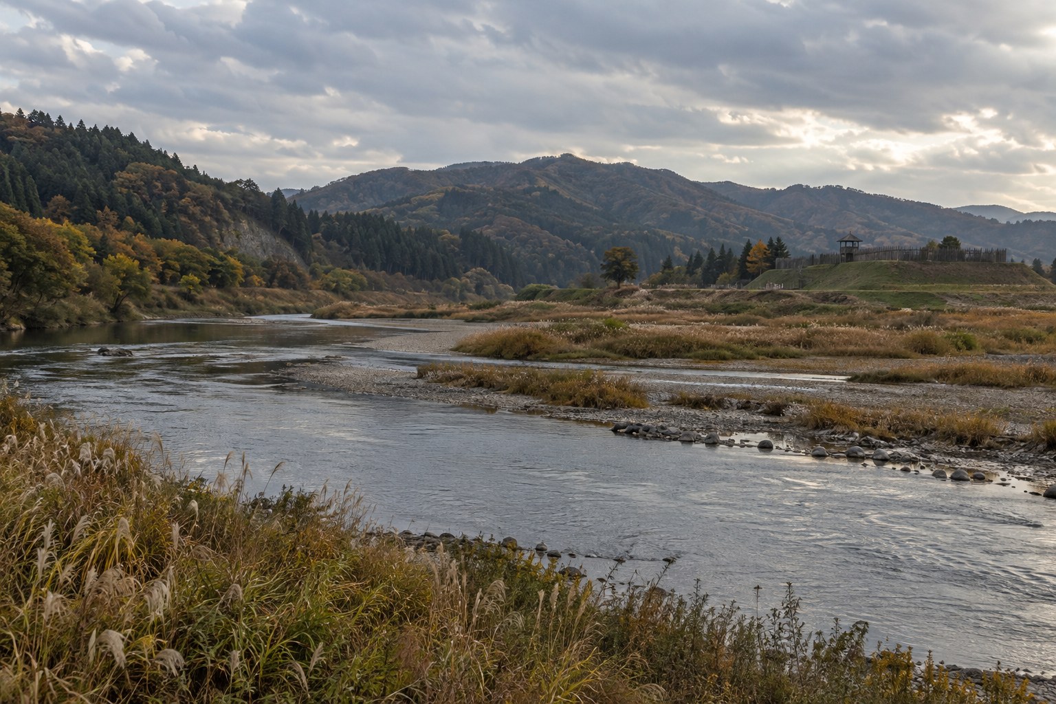 阿武隈川沿いの境目をイメージした風景。特定の城跡の復元ではない（AI生成イメージ）