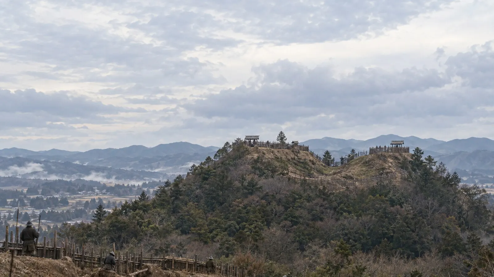 高天神城と包囲陣を想像した情景。遺構配置の復元図ではない(AI生成イメージ)