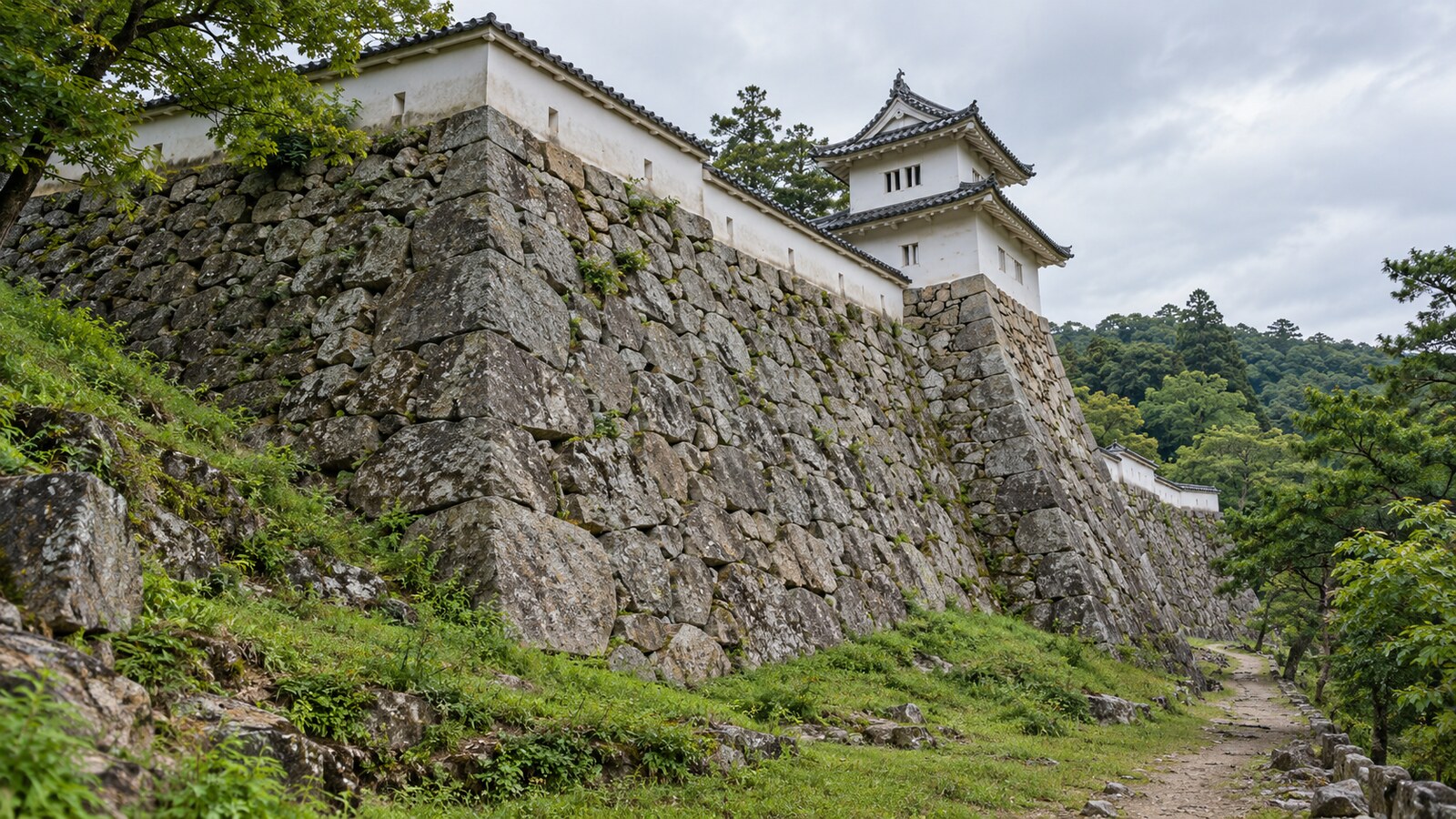 自然石の石垣と城壁を題材にした想像図。伏見城の現存遺構や当時の建物の再現ではない(AI生成)