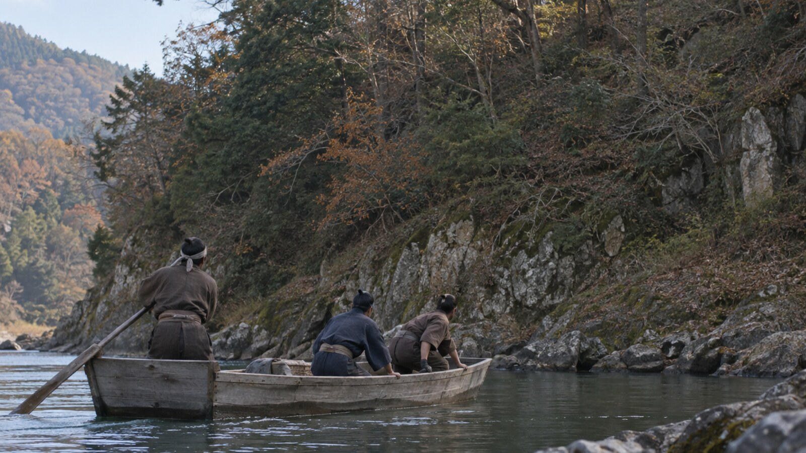 城のある川岸へ近づく舟を想像した情景。特定の接岸地点や作戦手順を示す図ではない(AI生成イメージ)