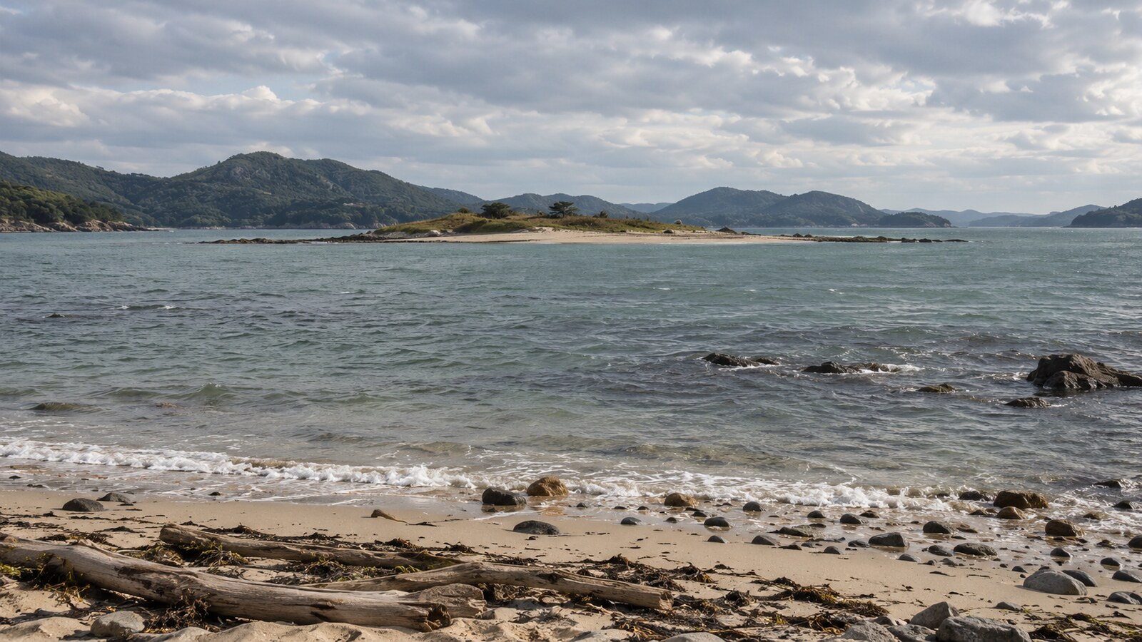 海峡の小島を題材にした想像図(AI生成)。巌流島の当時の地形や現在の景観を復元したものではない