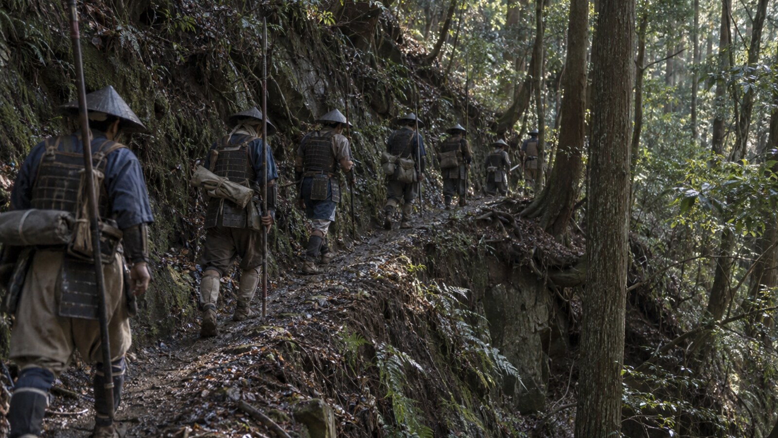 木々に囲まれた狭い山道を進む軍勢。第一次侵攻の地形を考えるためのAI生成イメージ